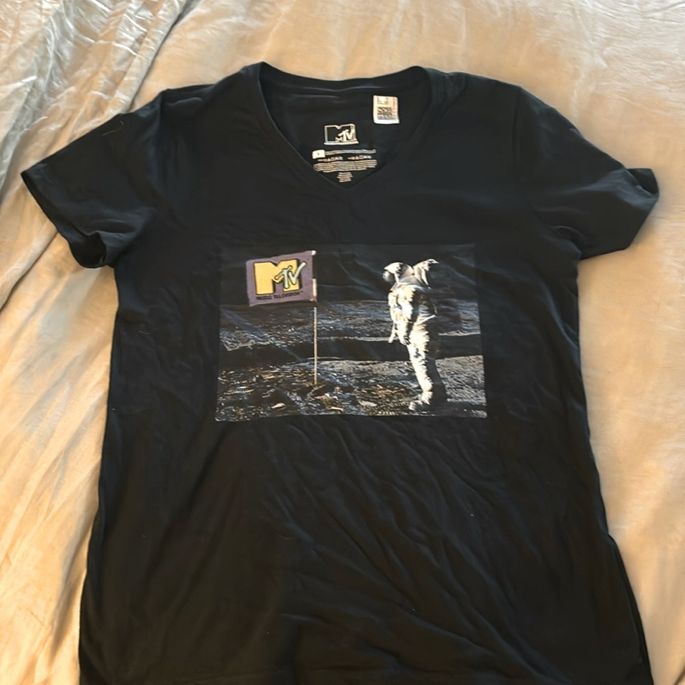 MTV Man on the Moon small v neck tee never worn! 100% cotton great fit